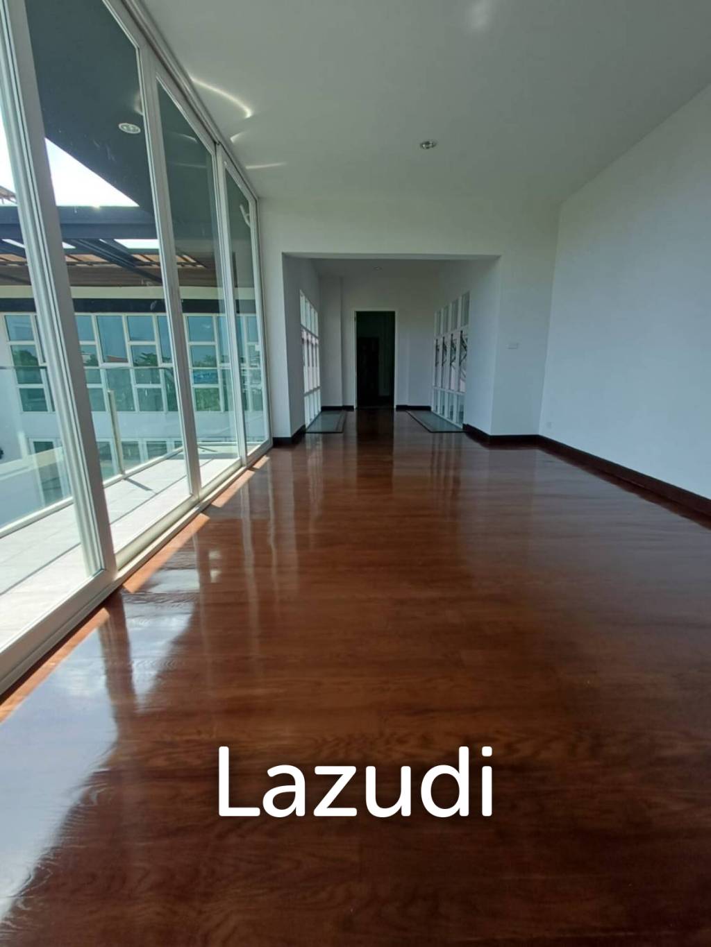 Modern 992 sqm Pool Home in Panya Village Pattanakarn, Suan Luang