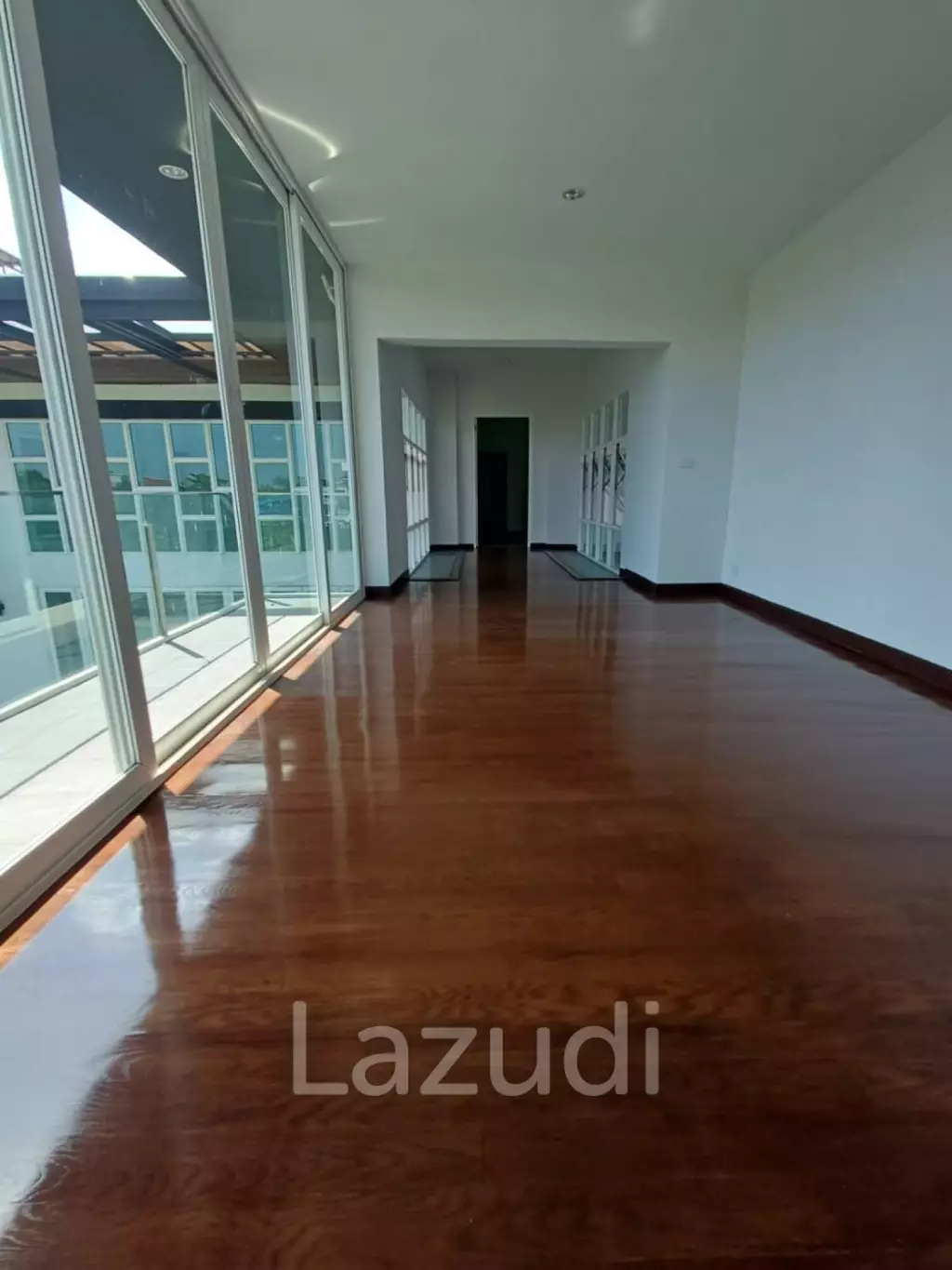 Modern 992 sqm Pool Home in Panya Village Pattanakarn, Suan Luang