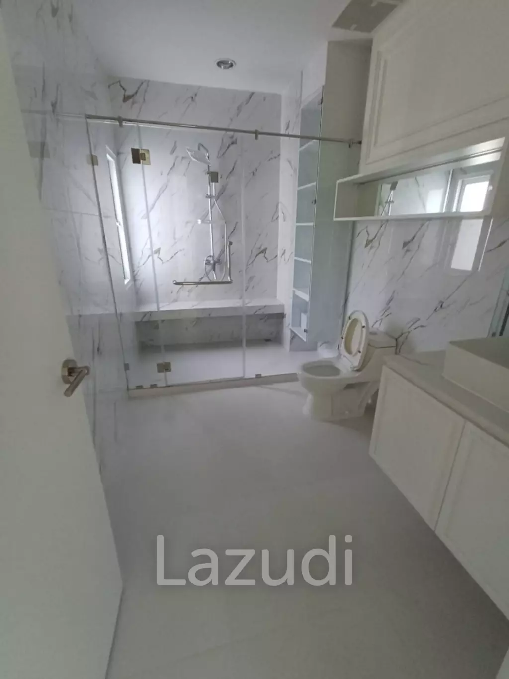 Modern 992 sqm Pool Home in Panya Village Pattanakarn, Suan Luang