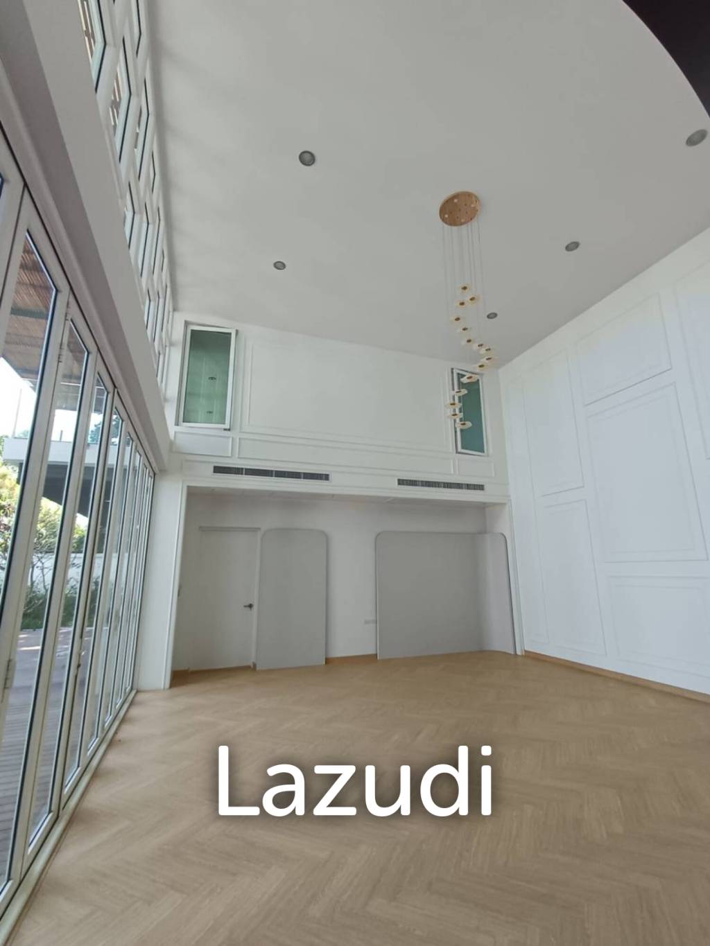 Modern 992 sqm Pool Home in Panya Village Pattanakarn, Suan Luang