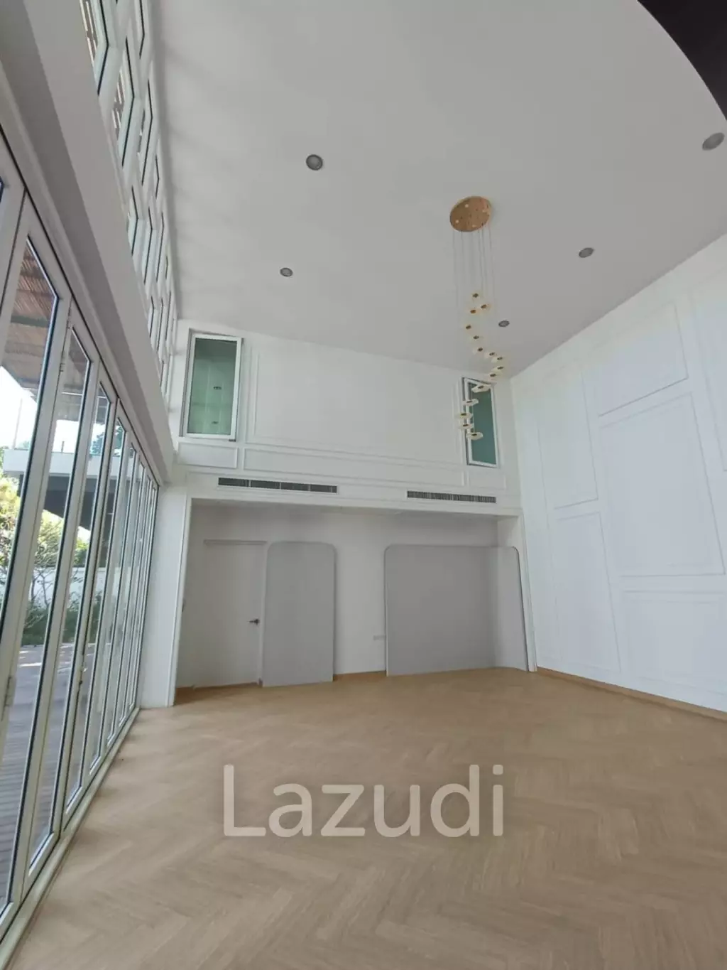 Modern 992 sqm Pool Home in Panya Village Pattanakarn, Suan Luang