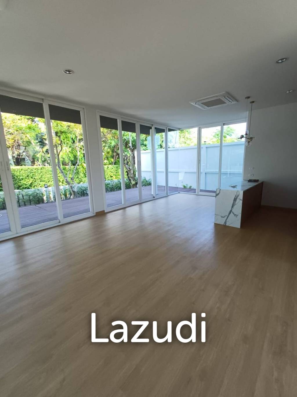 Modern 992 sqm Pool Home in Panya Village Pattanakarn, Suan Luang