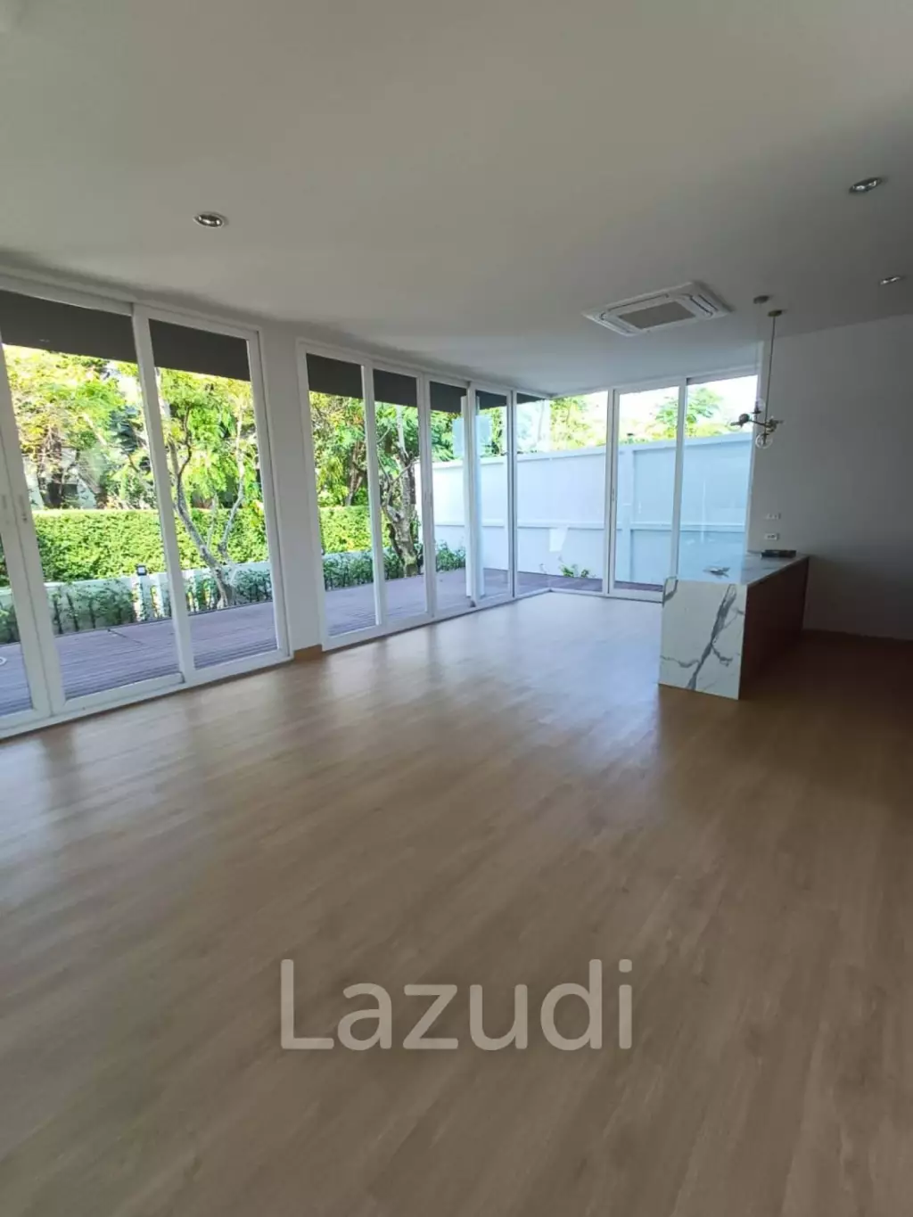 Modern 992 sqm Pool Home in Panya Village Pattanakarn, Suan Luang