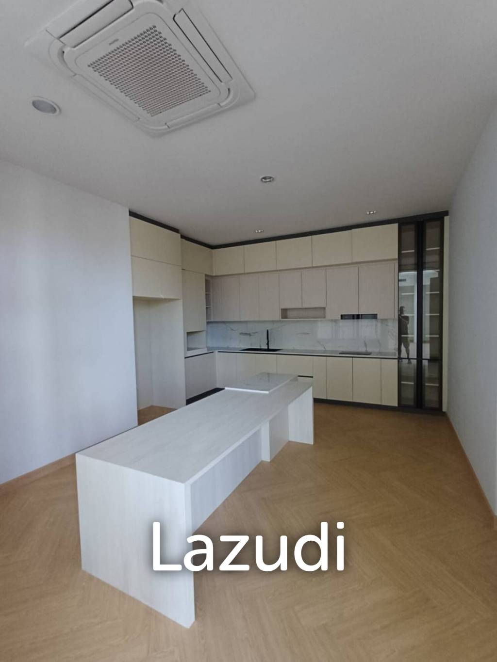 Modern 992 sqm Pool Home in Panya Village Pattanakarn, Suan Luang