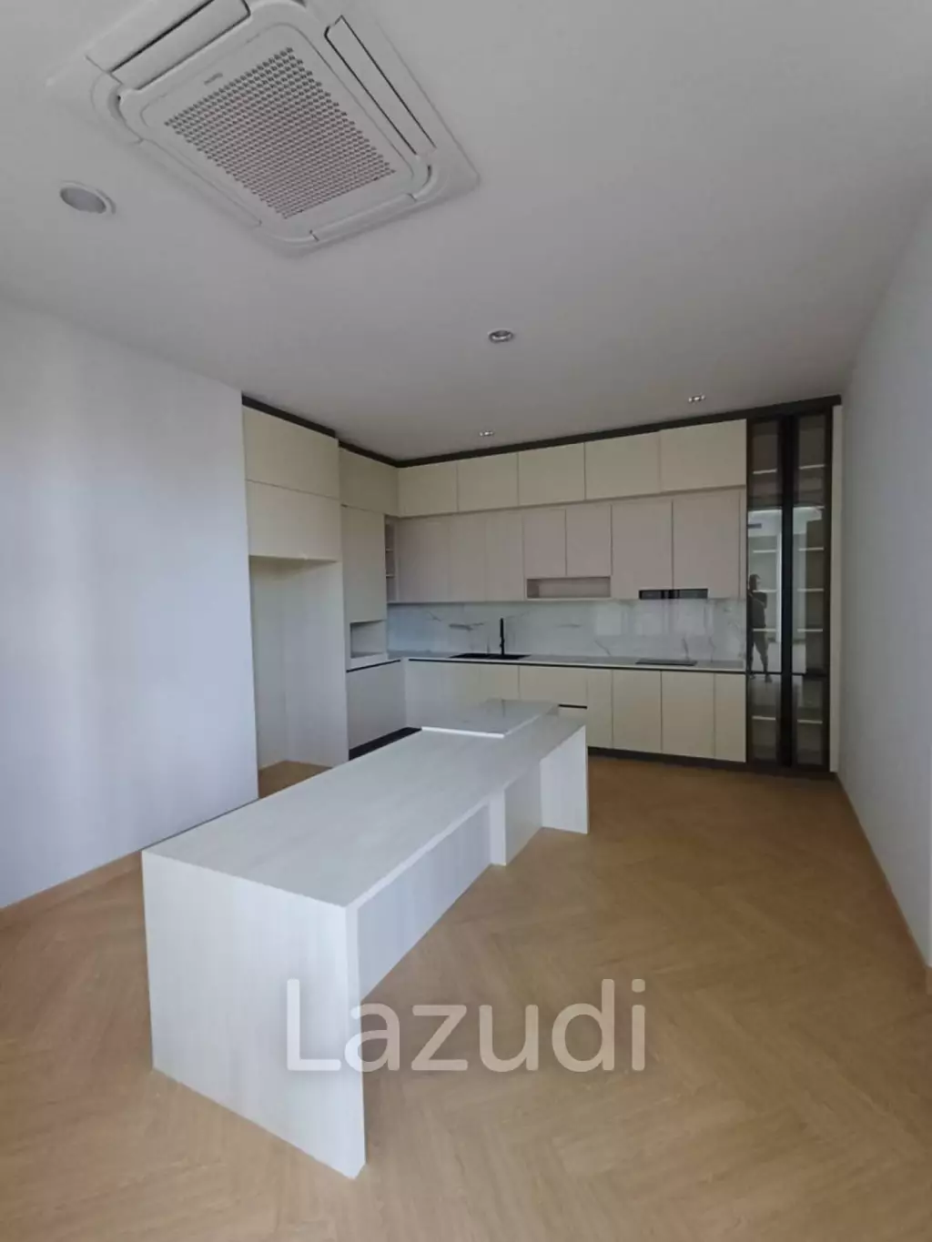 Modern 992 sqm Pool Home in Panya Village Pattanakarn, Suan Luang