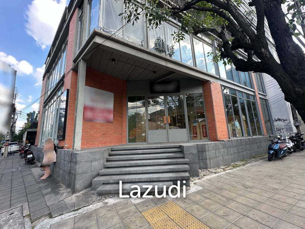 157 sqm corner retail space in Phra Khanong Nuea Bangkok