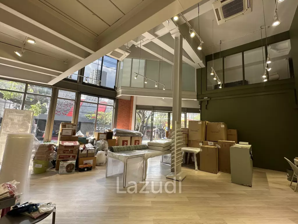 157 sqm corner retail space in Phra Khanong Nuea Bangkok