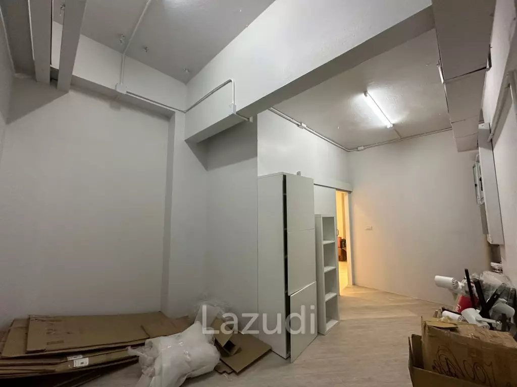 Ekamai Main Road Space – 157 SQM High-Ceiling Retail in the Heart of a Residential Catchment