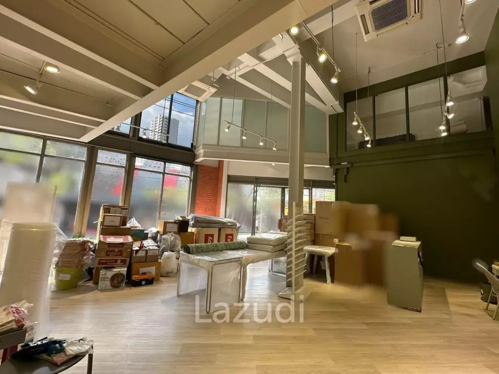 Ekamai Main Road Space – 157 SQM High-Ceiling Retail in the Heart of a Residential Catchment