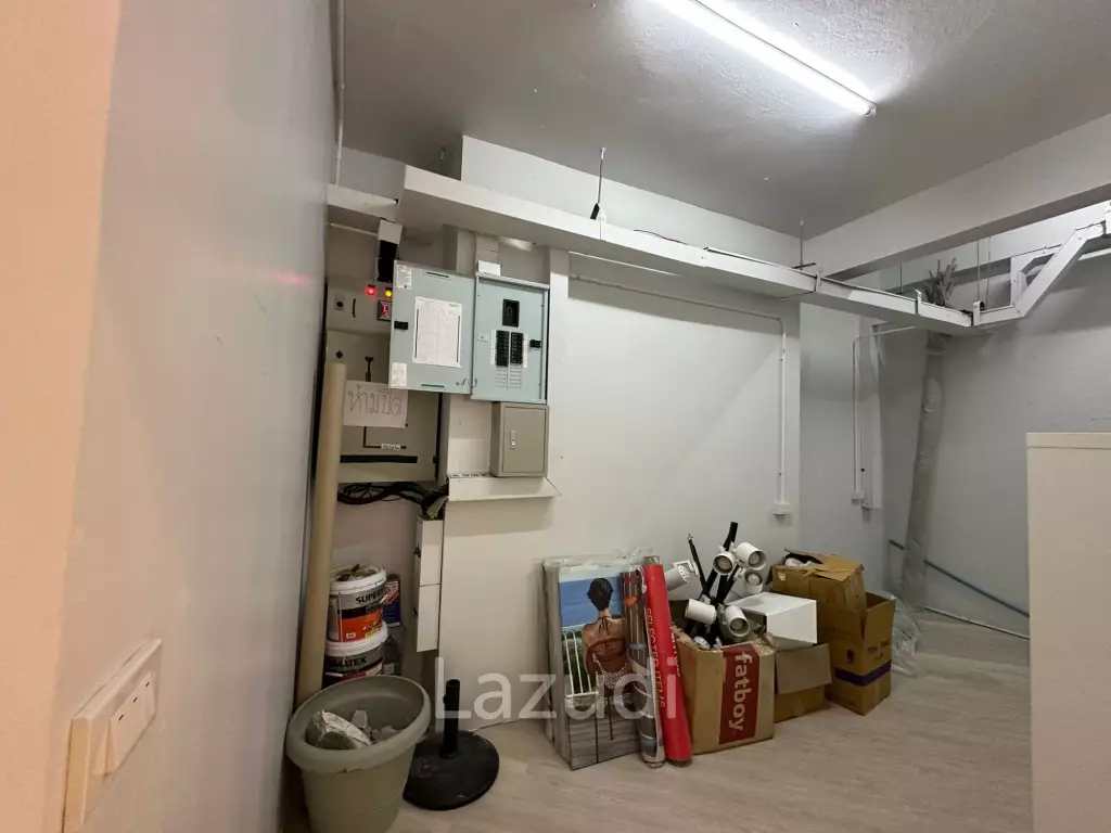 Ekamai Main Road Space – 157 SQM High-Ceiling Retail in the Heart of a Residential Catchment