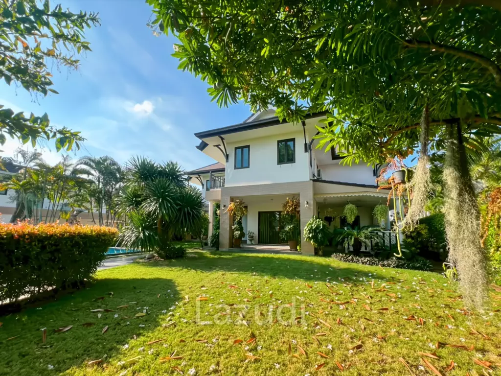 The Heights 2: 4-Bedrooms with Private Pool and Garden