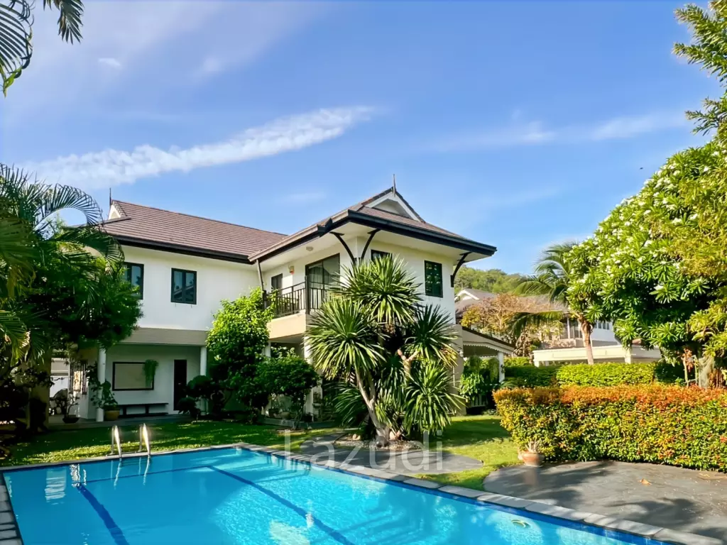 The Heights 2: 4-Bedrooms with Private Pool and Garden