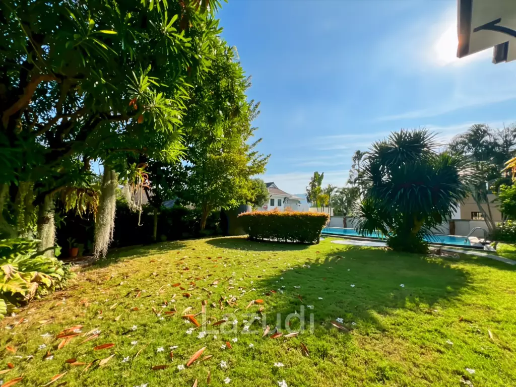 The Heights 2: 4-Bedrooms with Private Pool and Garden