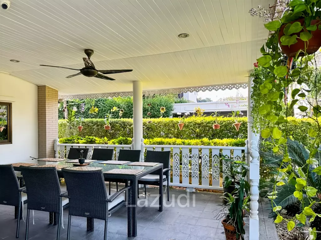 The Heights 2: 4-Bedrooms with Private Pool and Garden