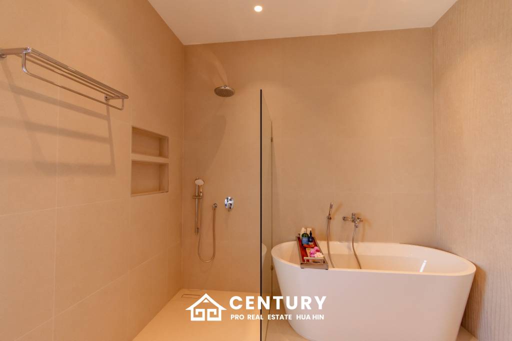 Large Luxury 6 bed pool vila