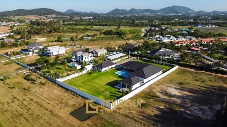 3.980 qm Grundstück / 15 Meter Infinity-Pool / 7 Schlafzimmer