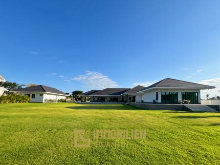 3.980 qm Grundstück / 15 Meter Infinity-Pool / 7 Schlafzimmer