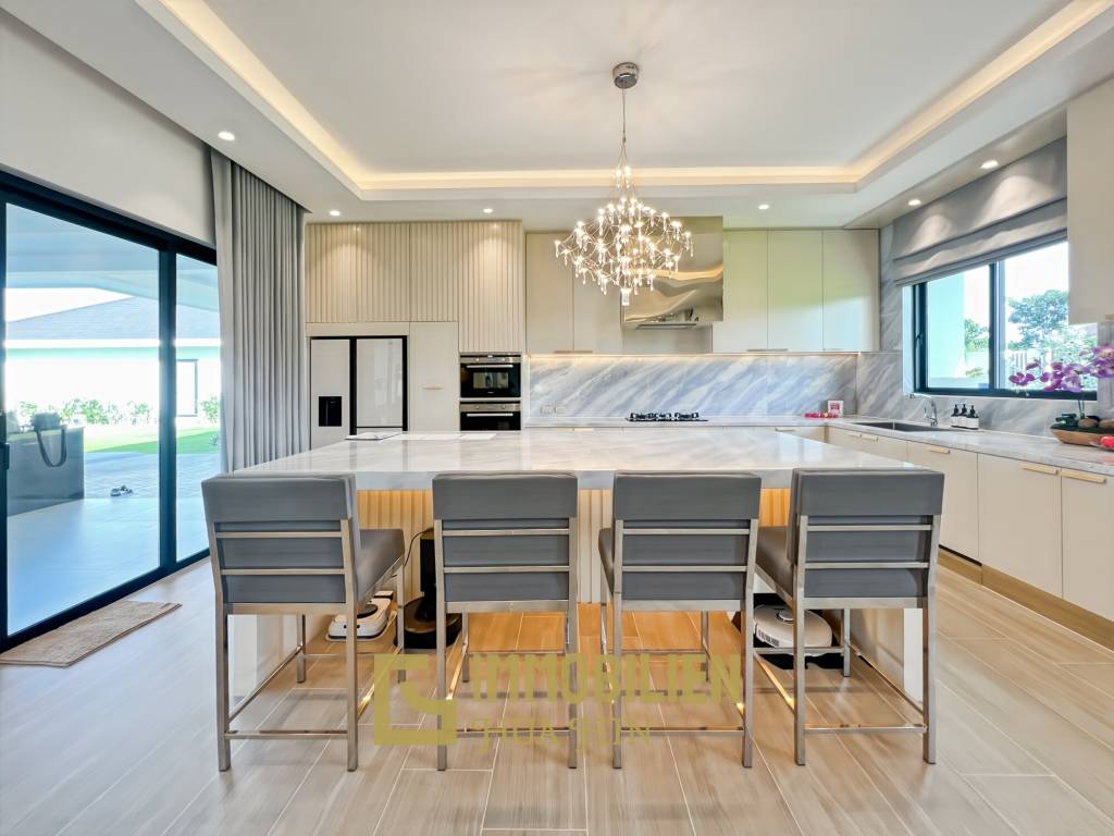 3.980 qm Grundstück / 15 Meter Infinity-Pool / 7 Schlafzimmer