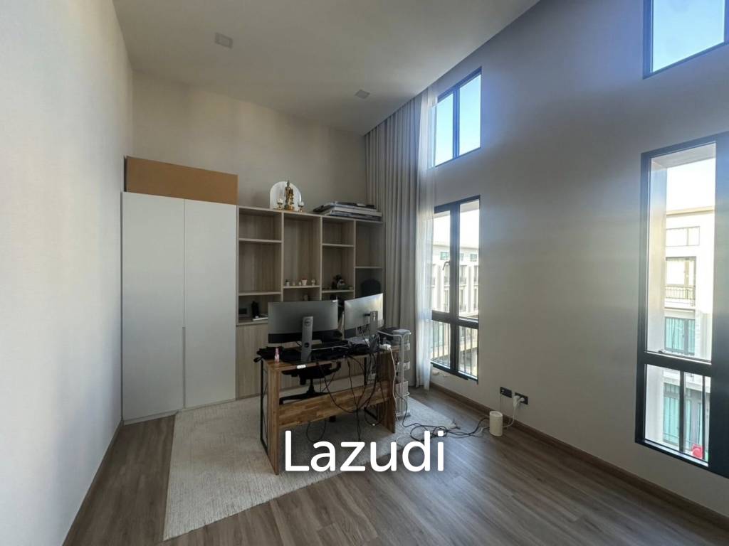 367 sqm modern townhouse in Patio Ratchayothin Chantharakasem Chatuchak