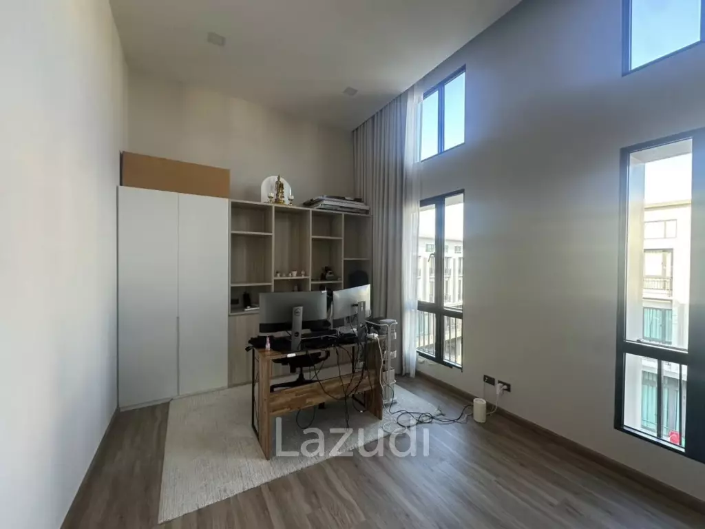 367 sqm modern townhouse in Patio Ratchayothin Chantharakasem Chatuchak