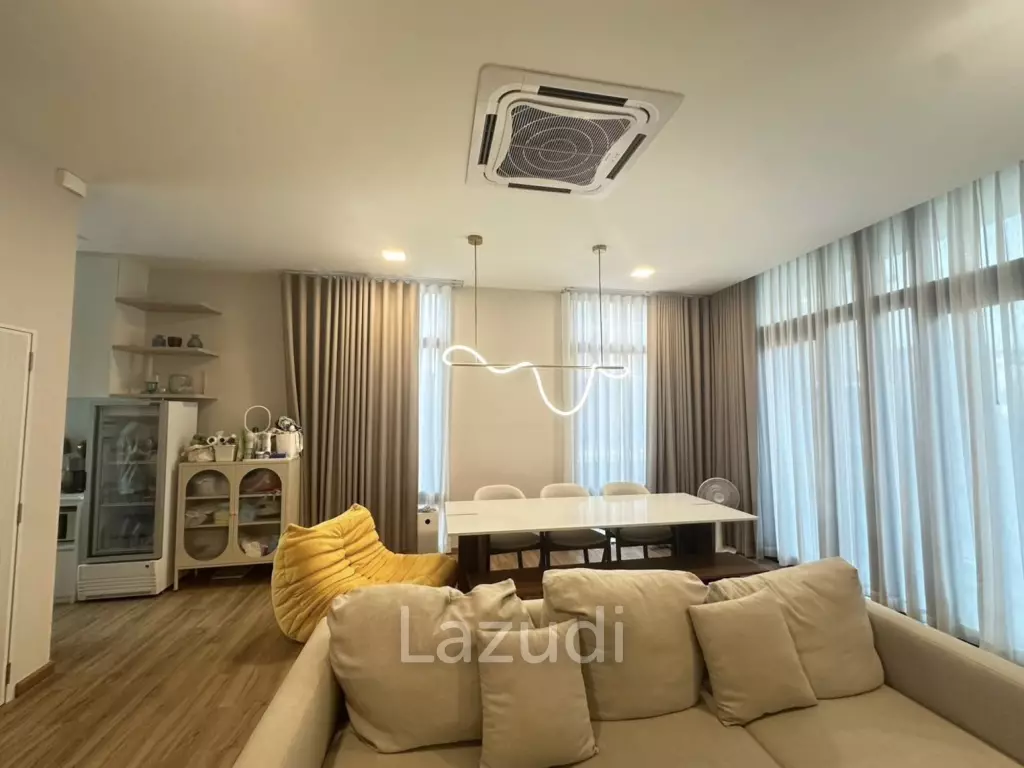 367 sqm modern townhouse in Patio Ratchayothin Chantharakasem Chatuchak