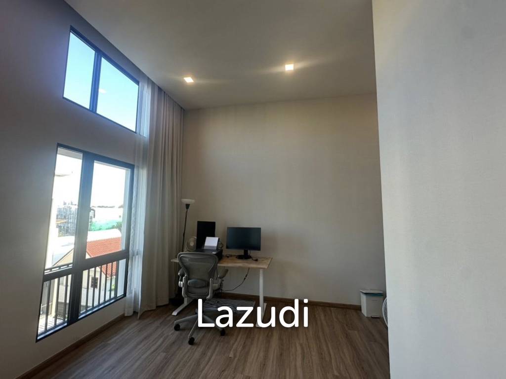 367 sqm modern townhouse in Patio Ratchayothin Chantharakasem Chatuchak