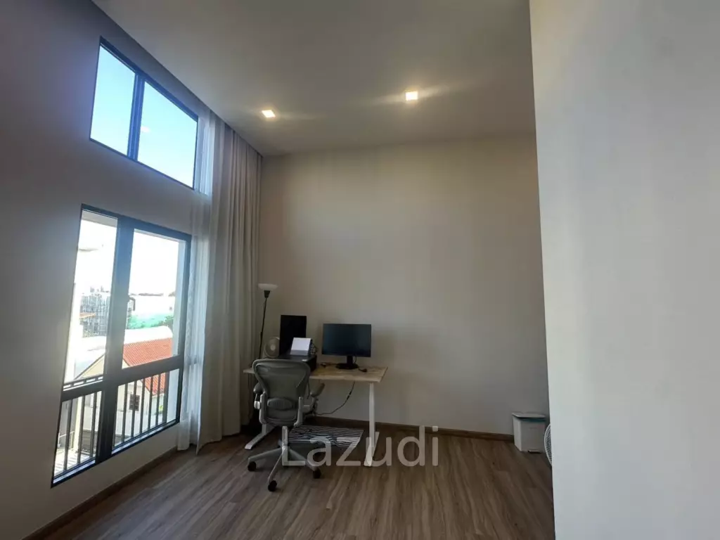 367 sqm modern townhouse in Patio Ratchayothin Chantharakasem Chatuchak