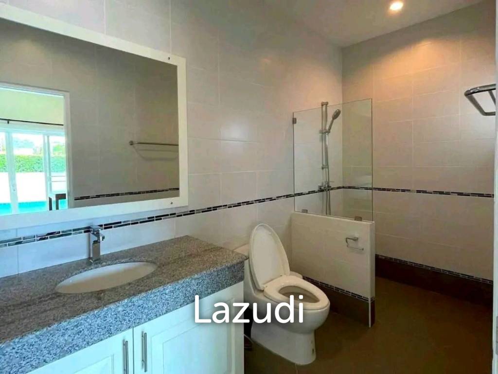 Pet Friendly 3 bedrooms house in beautifully Emerald Scenery