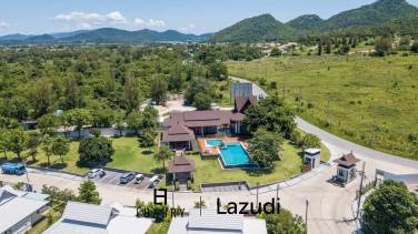 Pet Friendly 3 bedrooms house in beautifully Emerald Scenery