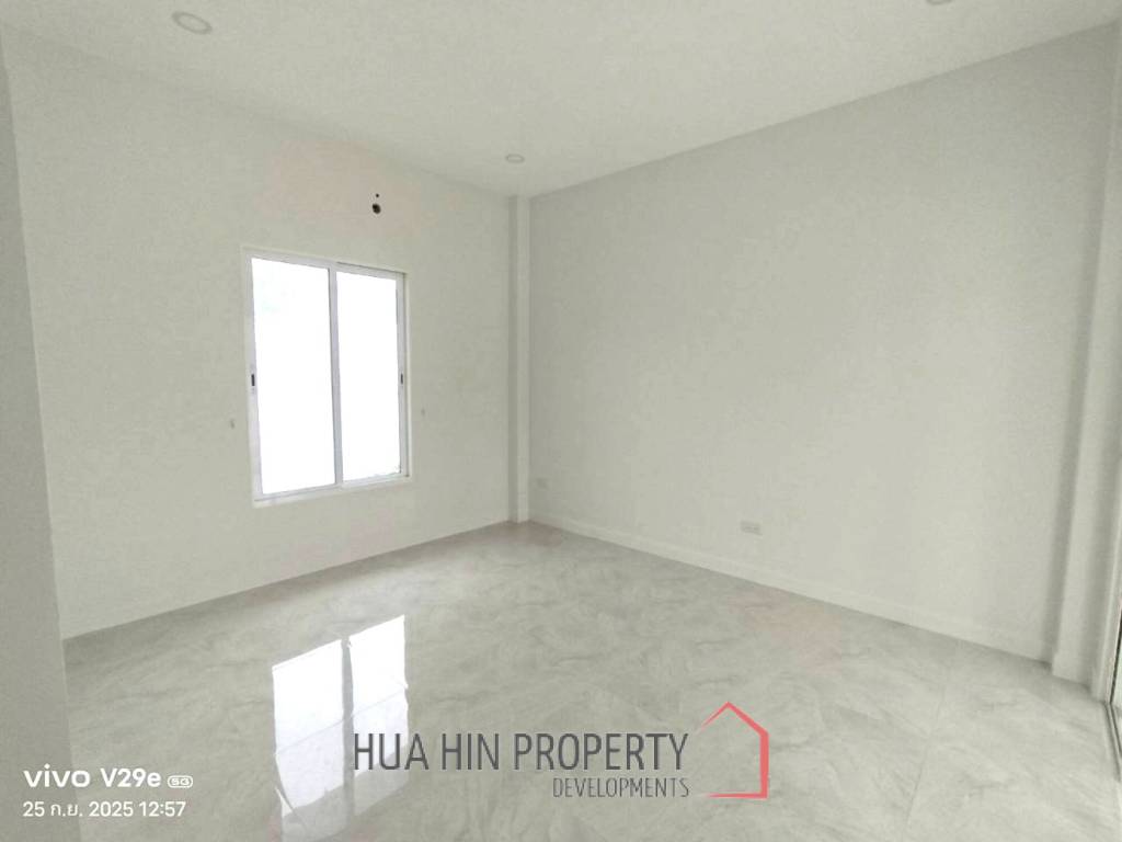 Modern 170 sqm 3-Bed Single-Storey Villa in Cha-Am, Phetchaburi