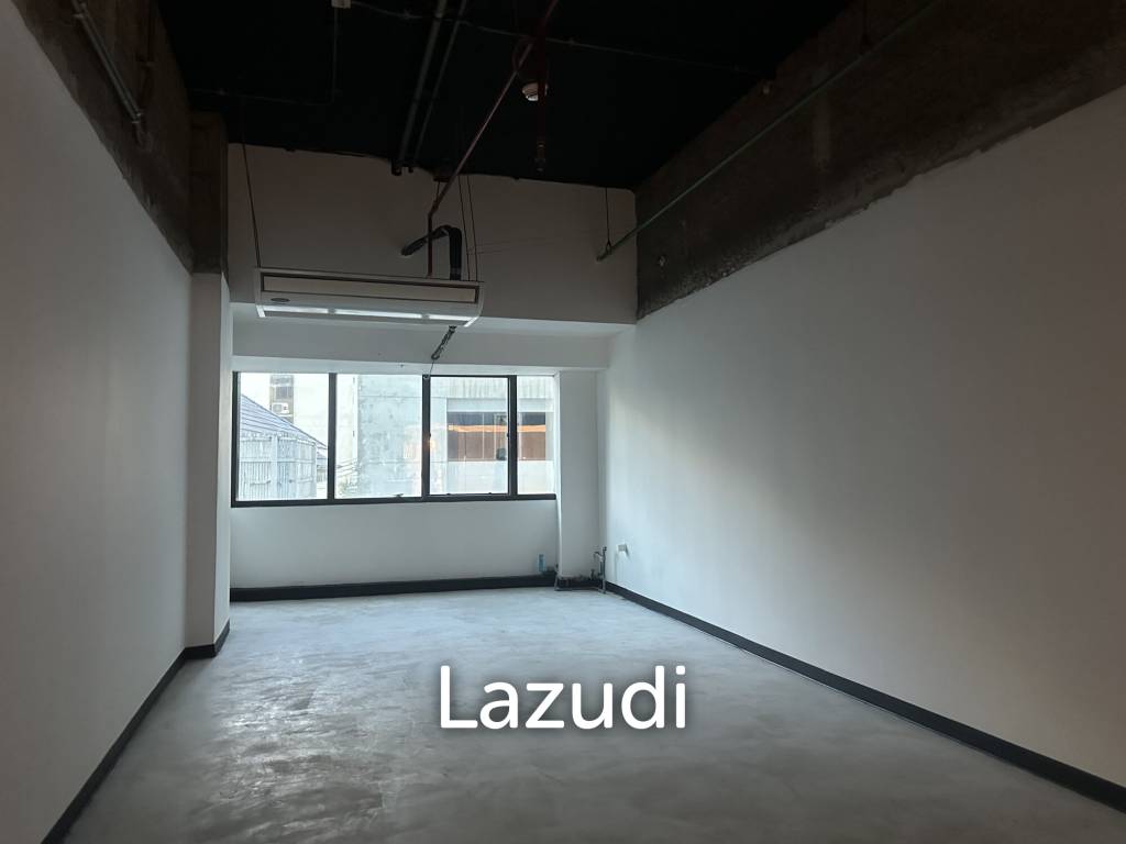 44 sqm retail unit on 2 floors in Muang Thai - Phatra Complex Huai Khwang Bangkok