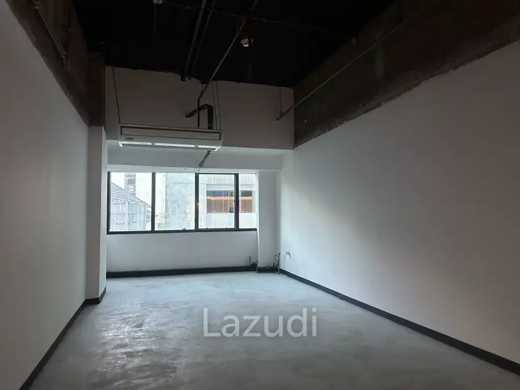 44 sqm retail unit on 2 floors in Muang Thai - Phatra Complex Huai Khwang Bangkok