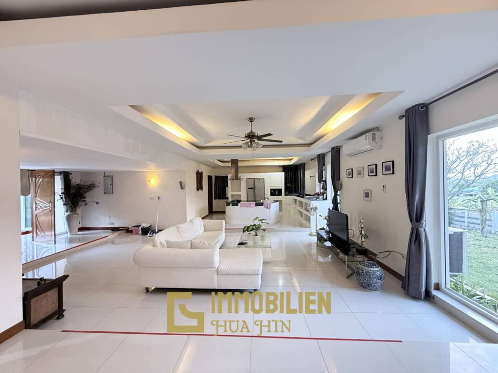 1.800 qm Grundstück / 300 qm Wohnfläche / privater Pool