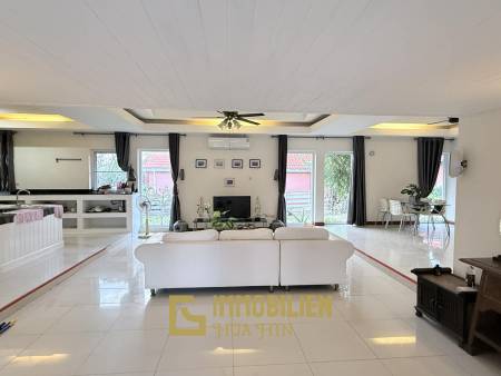 1.800 qm Grundstück / 300 qm Wohnfläche / privater Pool