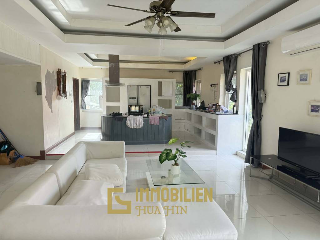 1.800 qm Grundstück / 300 qm Wohnfläche / privater Pool