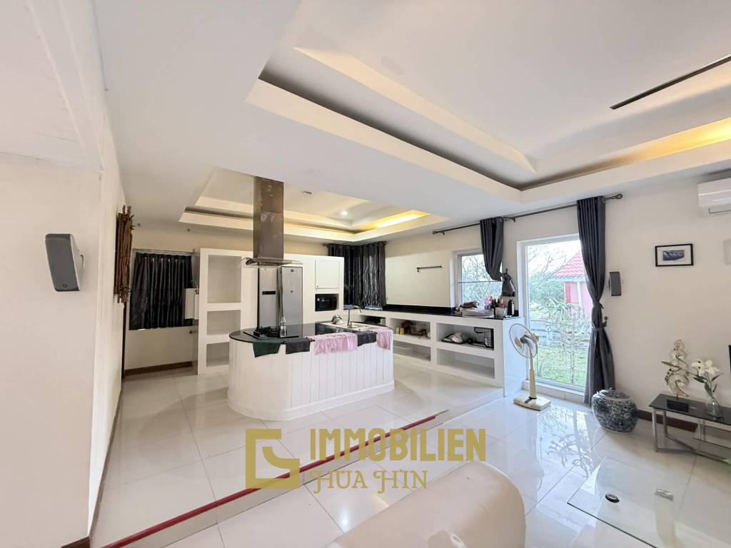 1.800 qm Grundstück / 300 qm Wohnfläche / privater Pool