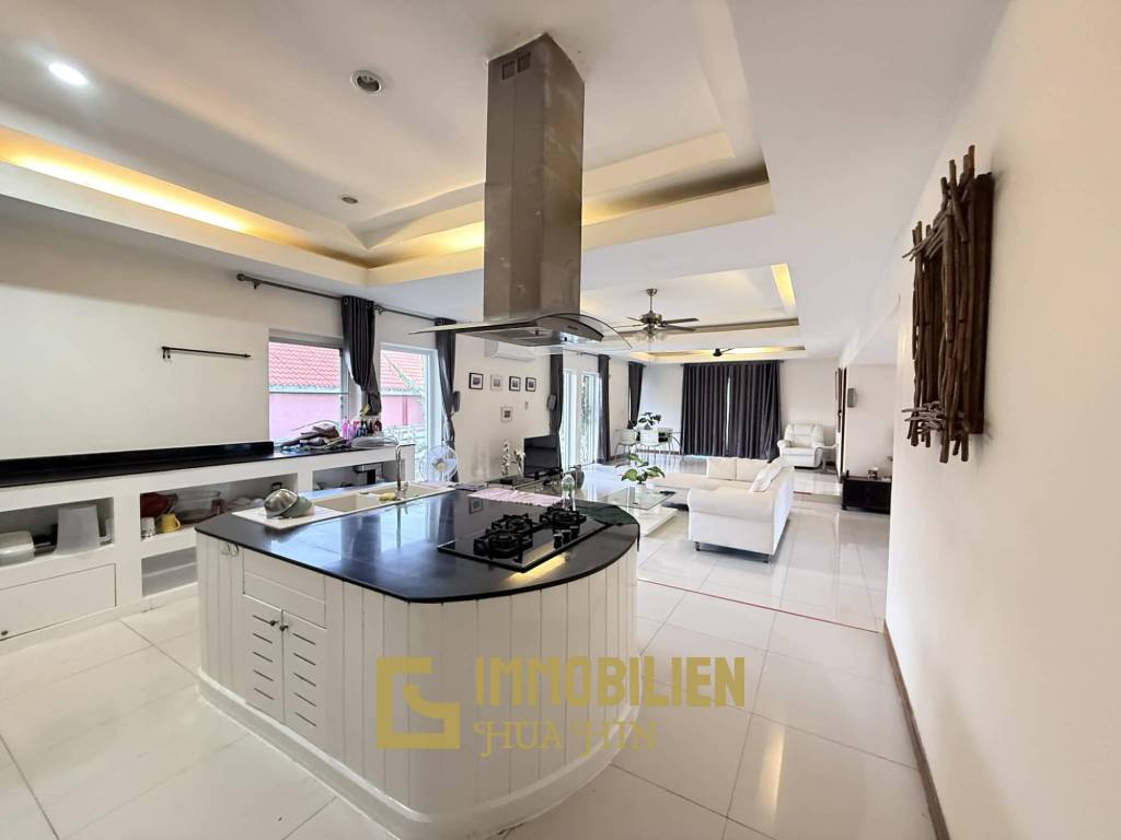 1.800 qm Grundstück / 300 qm Wohnfläche / privater Pool