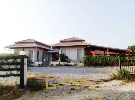 1.800 qm Grundstück / 300 qm Wohnfläche / privater Pool