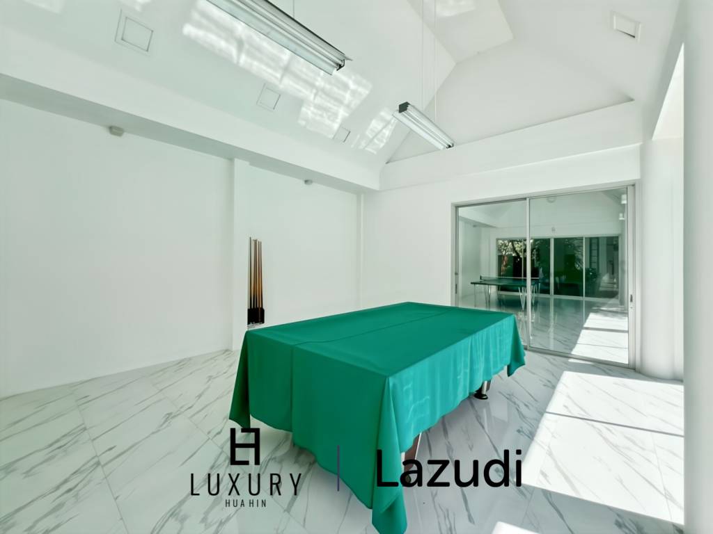 Baan Chaliang Lom : 5 Bedroom, Two Storey Villa A Few Steps from Hua Hin Beach