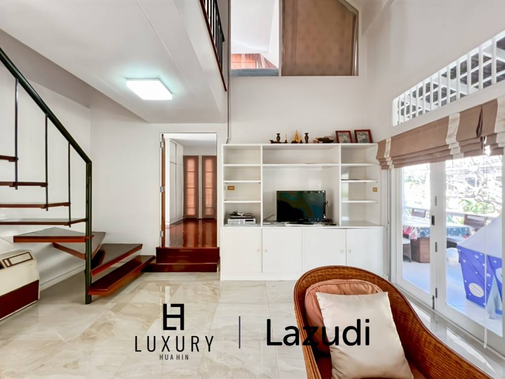 Baan Chaliang Lom : 5 Bedroom, Two Storey Villa A Few Steps from Hua Hin Beach