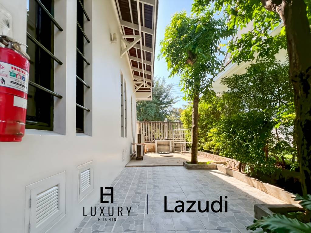 Baan Chaliang Lom : 5 Bedroom, Two Storey Villa A Few Steps from Hua Hin Beach