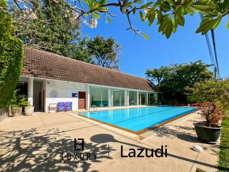 Baan Chaliang Lom : 5 Bedroom, Two Storey Villa A Few Steps from Hua Hin Beach