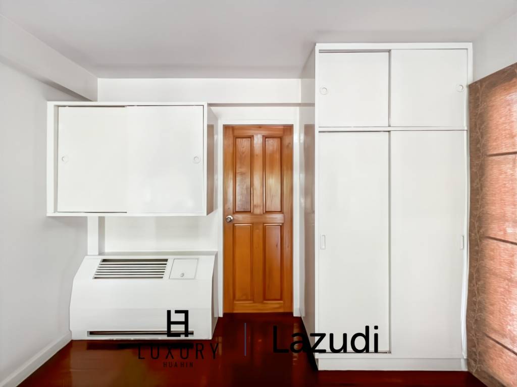 Baan Chaliang Lom : 5 Bedroom, Two Storey Villa A Few Steps from Hua Hin Beach