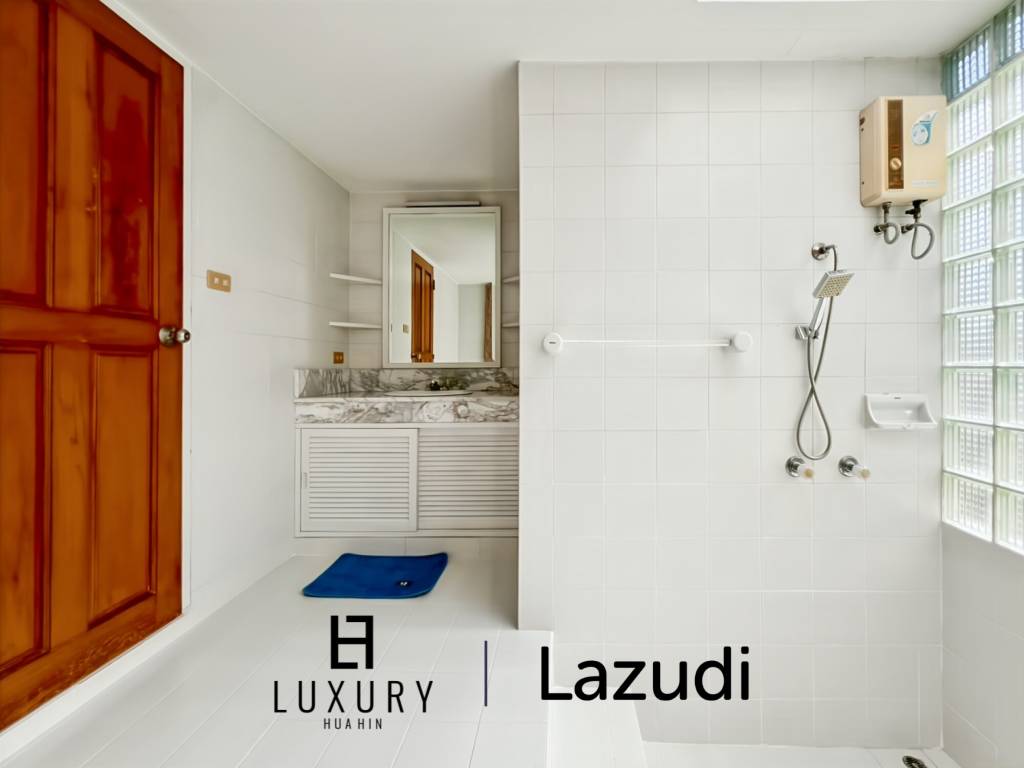 Baan Chaliang Lom : 5 Bedroom, Two Storey Villa A Few Steps from Hua Hin Beach