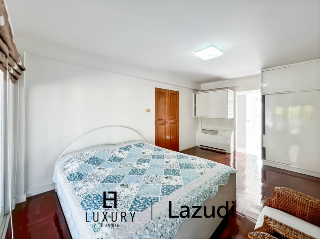 Baan Chaliang Lom : 5 Bedroom, Two Storey Villa A Few Steps from Hua Hin Beach