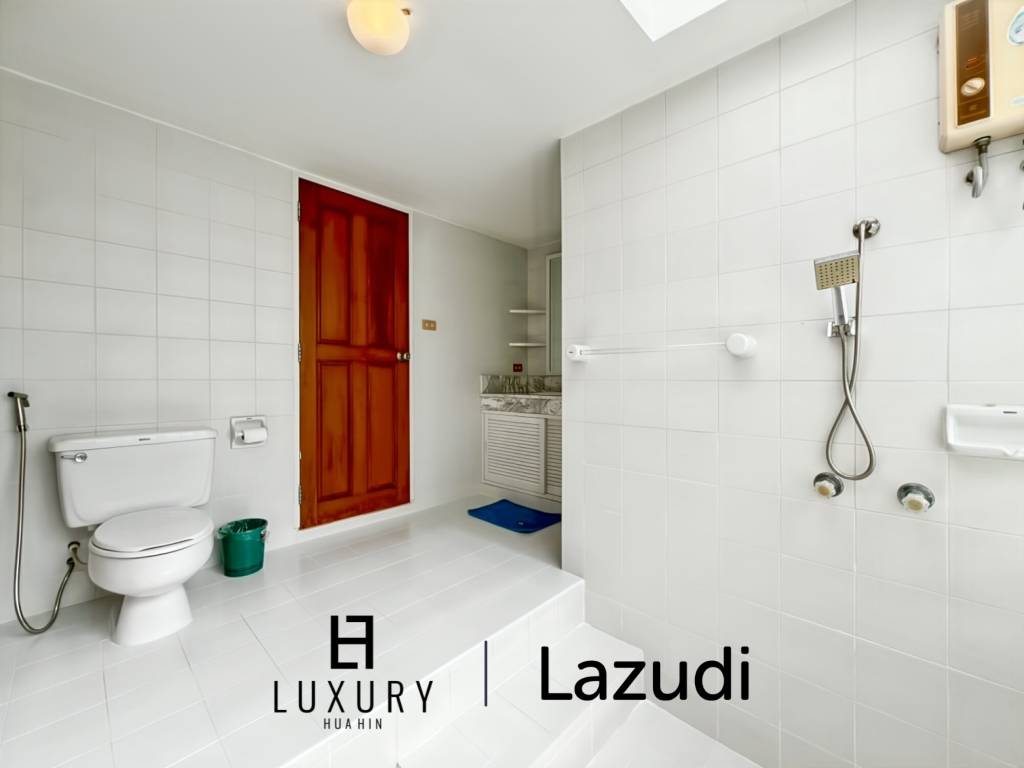 Baan Chaliang Lom : 5 Bedroom, Two Storey Villa A Few Steps from Hua Hin Beach