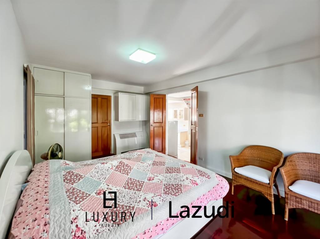 Baan Chaliang Lom : 5 Bedroom, Two Storey Villa A Few Steps from Hua Hin Beach