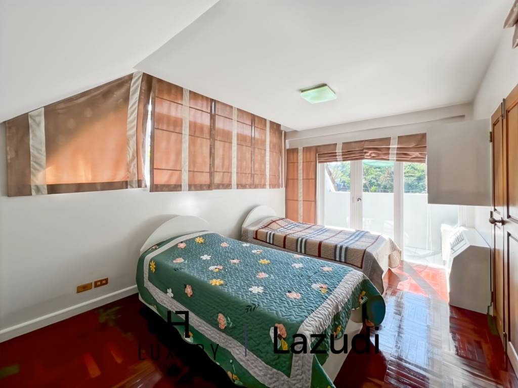 Baan Chaliang Lom : 5 Bedroom, Two Storey Villa A Few Steps from Hua Hin Beach