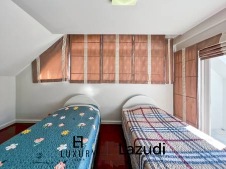 Baan Chaliang Lom : 5 Bedroom, Two Storey Villa A Few Steps from Hua Hin Beach