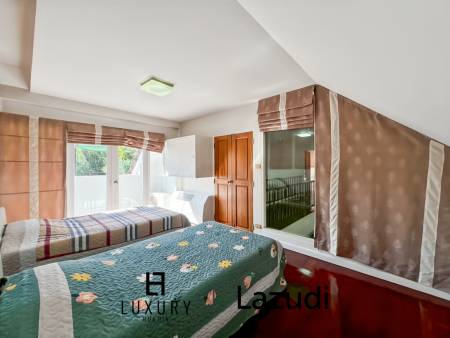 Baan Chaliang Lom : 5 Bedroom, Two Storey Villa A Few Steps from Hua Hin Beach